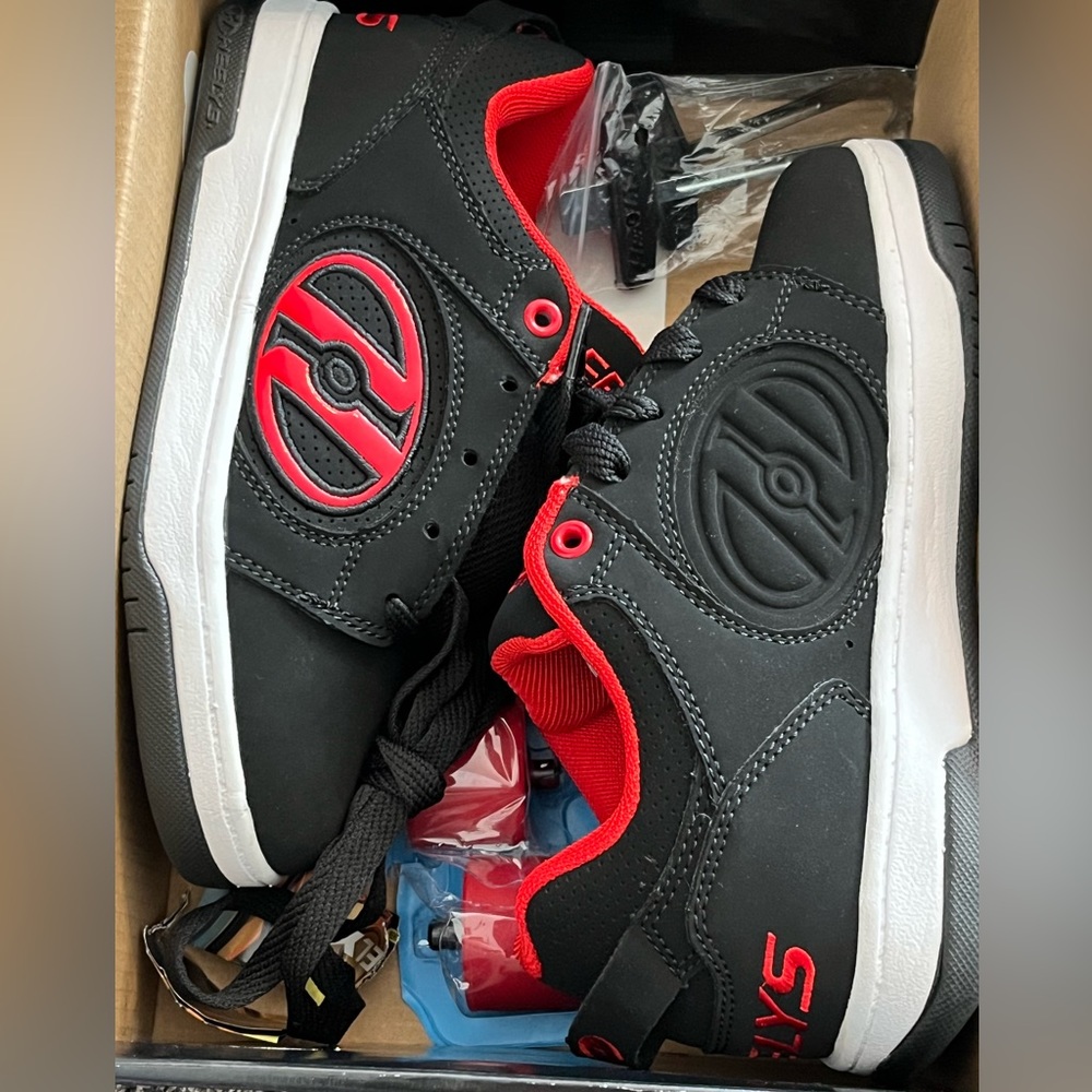 NIB HEELYS, Size 3Y